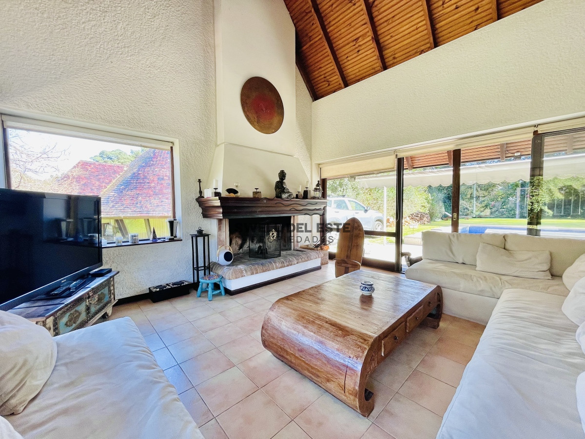 Casa ID.50 - Cómoda Casa de 5 Dormitorios y Piscina Climatizada en Punta del Este