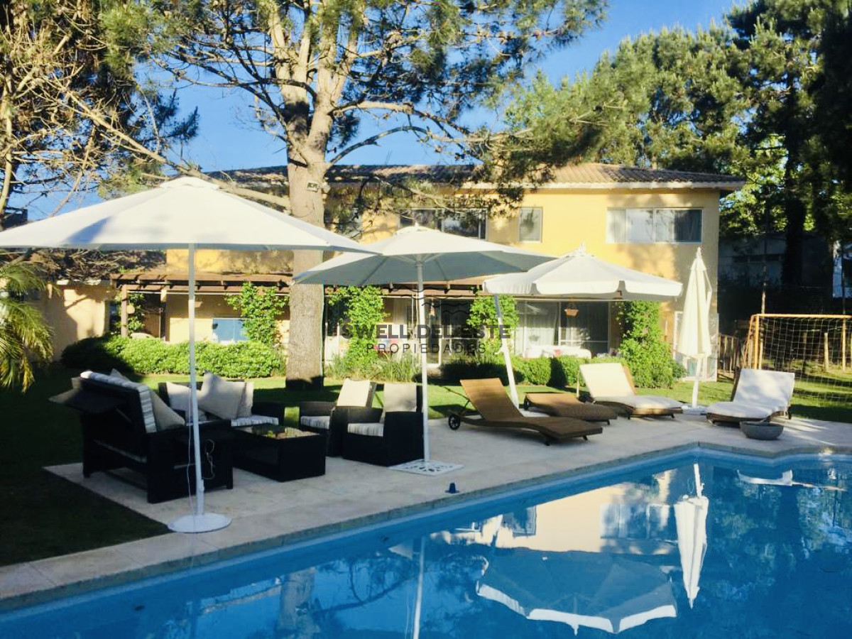 Casa ID.160 - Excelente Casa de 5 Dormitorios en Barrio Privado La Arbolada, Punta del Este