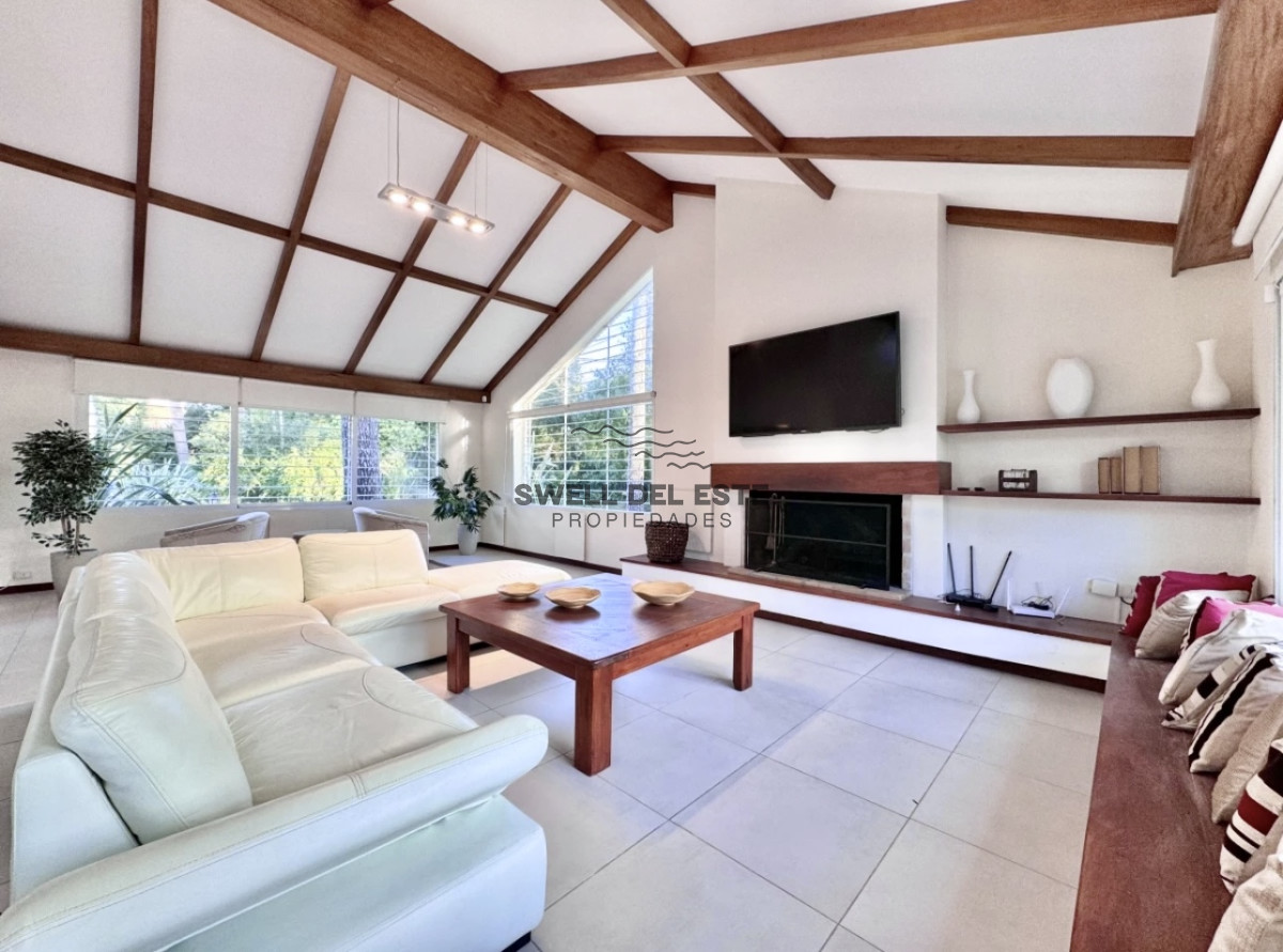 Casa ID.205 - Moderna Casa de 4 Dormitorios en Playa Mansa a Pocas Cuadras del Mar