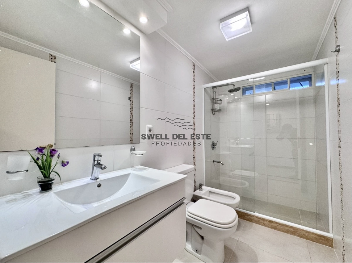 Casa ID.205 - Moderna Casa de 4 Dormitorios en Playa Mansa a Pocas Cuadras del Mar