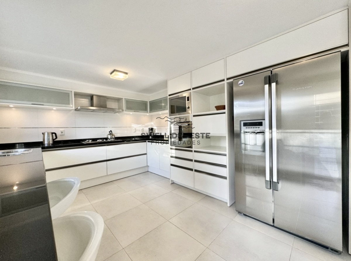 Casa ID.205 - Moderna Casa de 4 Dormitorios en Playa Mansa a Pocas Cuadras del Mar