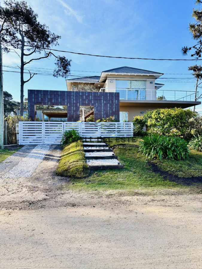 Casa ID.94 - Excelente Casa de 6 Dormitorios y Piscina en Montoya, La Barra