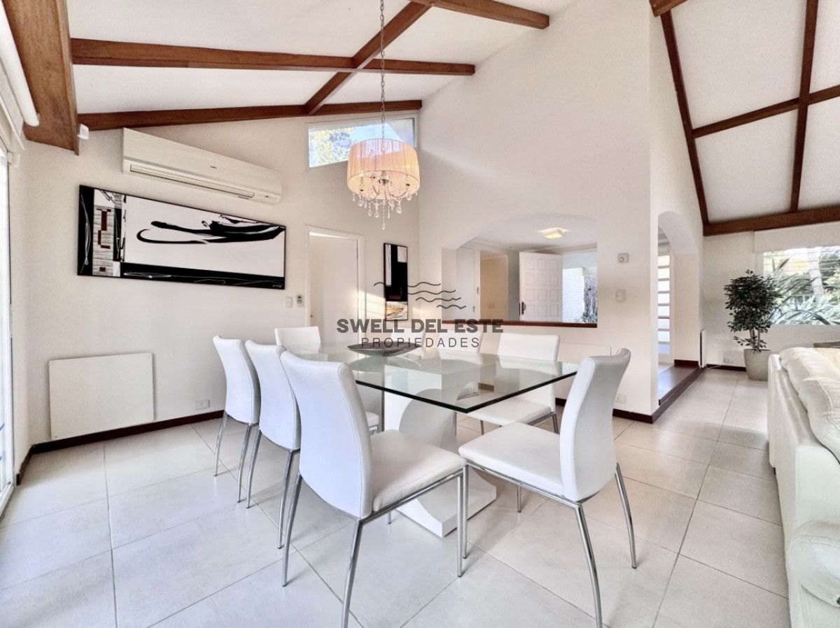 Casa ID.205 - Moderna Casa de 4 Dormitorios en Playa Mansa a Pocas Cuadras del Mar