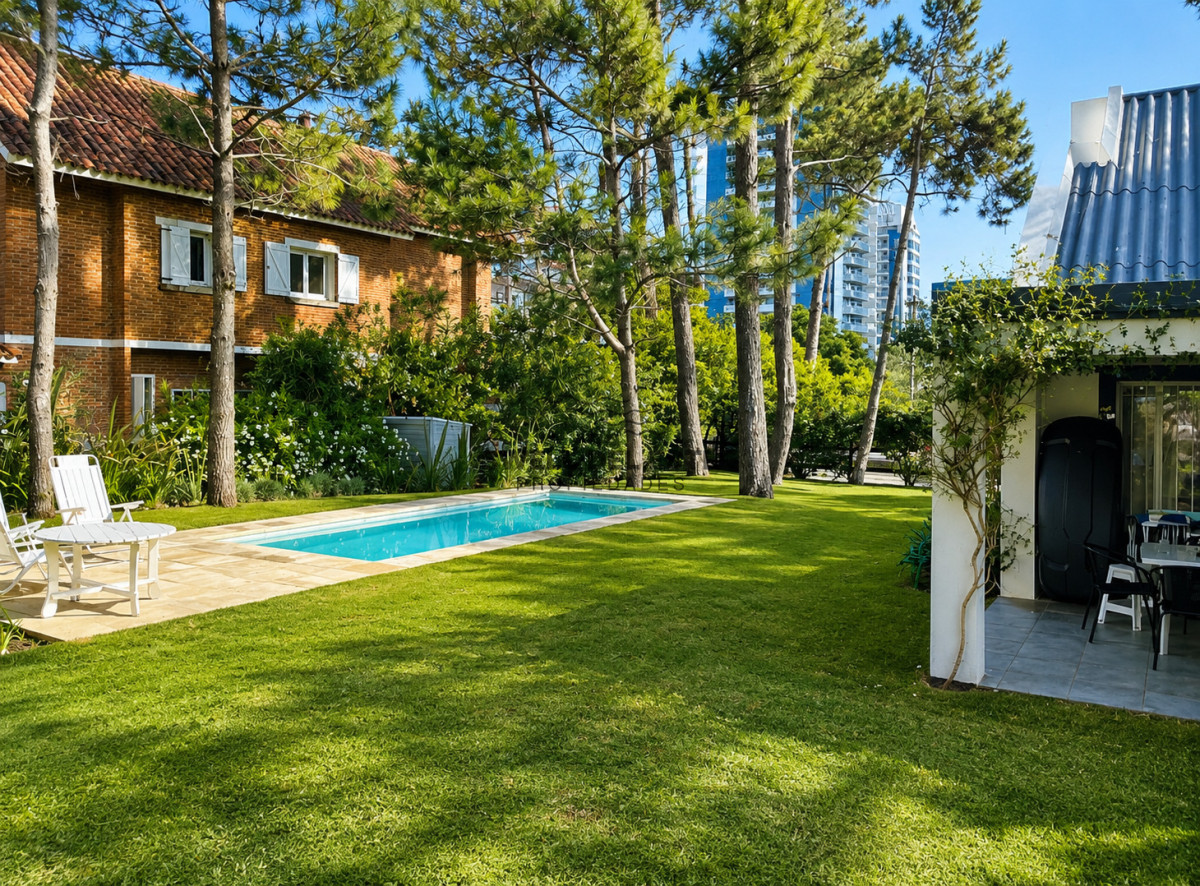 Casa ID.139 - Casa de 3 Dormitorios más Dependencia y Piscina, en Aidy Grill Punta del Este, Ubicada a pasos del Mar