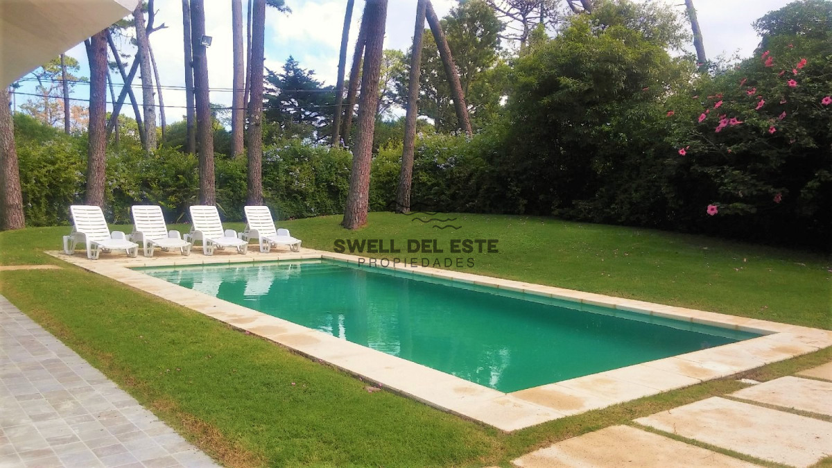 Casa ID.205 - Moderna Casa de 4 Dormitorios en Playa Mansa a Pocas Cuadras del Mar