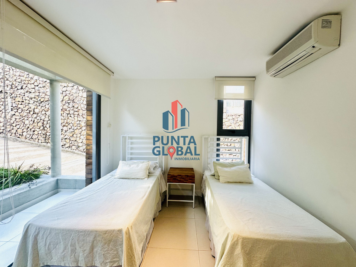 Apartamento ID.210 - Venta OPORTUNIDAD de exclusivo departamento de tres dormitorios y Parrillero en Punta Ballena