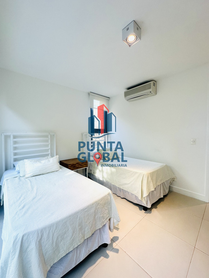 Apartamento ID.210 - Venta OPORTUNIDAD de exclusivo departamento de tres dormitorios y Parrillero en Punta Ballena