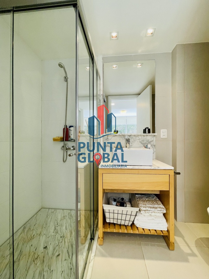 Apartamento ID.210 - Venta OPORTUNIDAD de exclusivo departamento de tres dormitorios y Parrillero en Punta Ballena