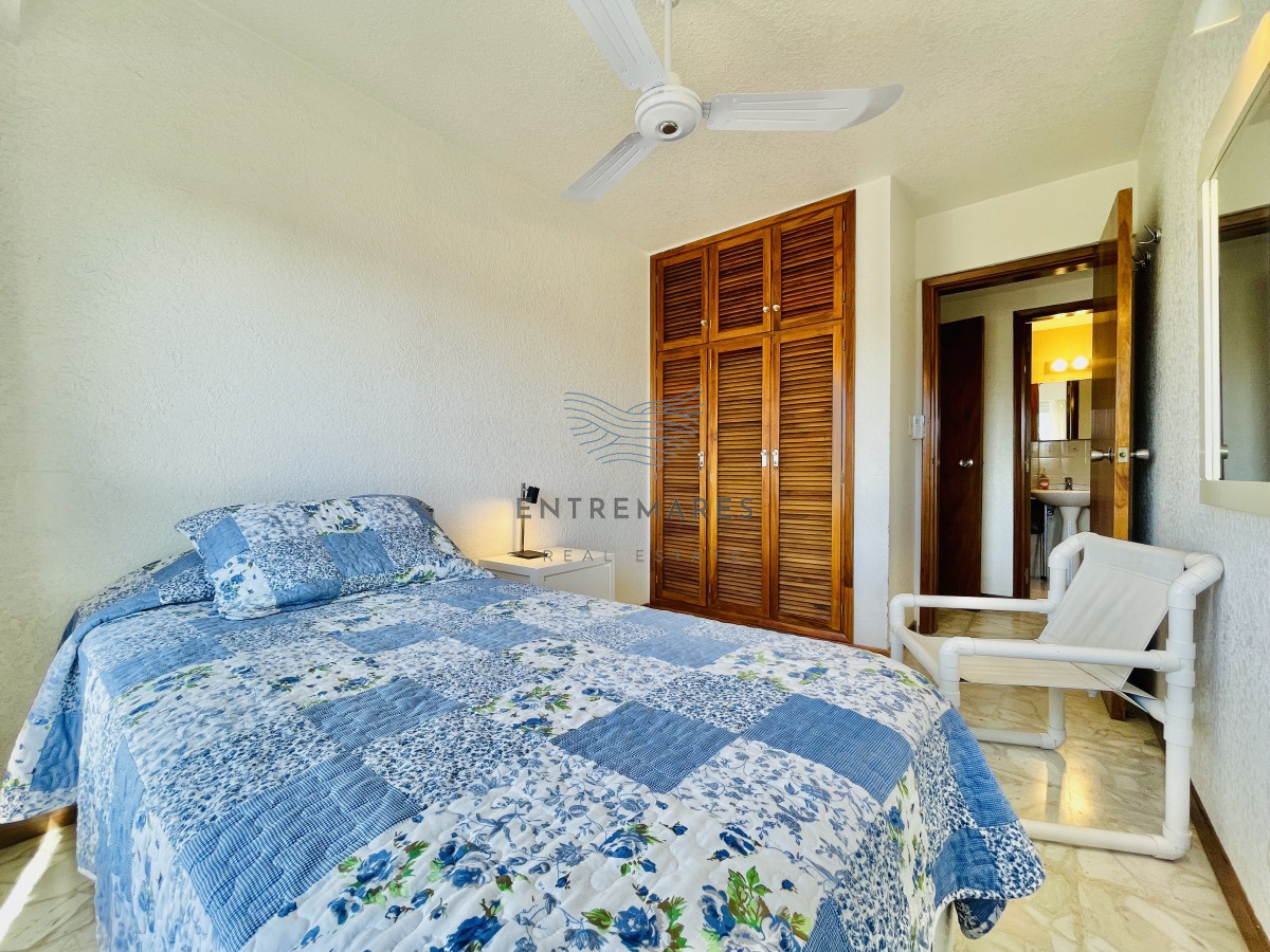 Apartamento ID.156 - Apartamento de 3 Dormitorios en Playa Mansa con Vista al Mar en Venta!
