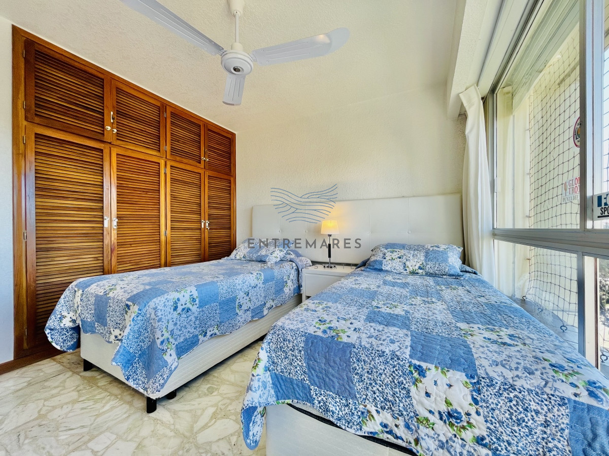 Apartamento ID.156 - Apartamento de 3 Dormitorios en Playa Mansa con Vista al Mar en Venta!
