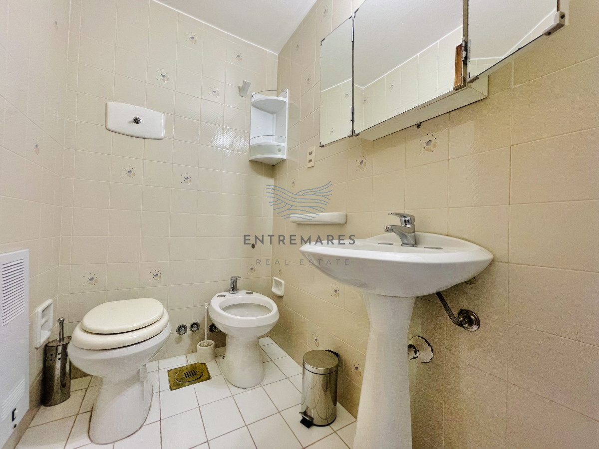 Apartamento ID.156 - Apartamento de 3 Dormitorios en Playa Mansa con Vista al Mar en Venta!