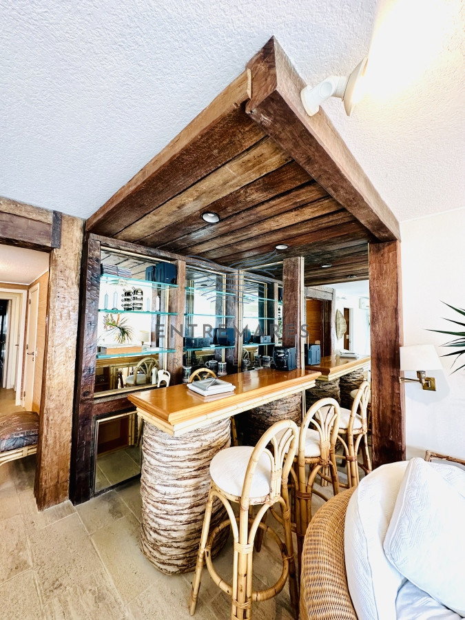 Apartamento ID.153 - Venta de maravilloso departamento reciclado de 3 dormitorioes más dependencia sobre primera fila de Playa Mansa, Punta del Este