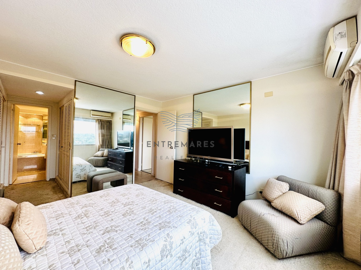 Apartamento ID.153 - Venta de maravilloso departamento reciclado de 3 dormitorioes más dependencia sobre primera fila de Playa Mansa, Punta del Este