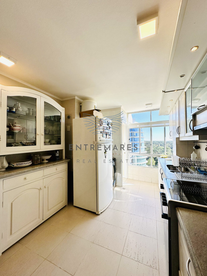 Apartamento ID.148 - Venta de magnífico apartamento de 3 dormitorios más dependencia en Roosevelt, Punta del Este