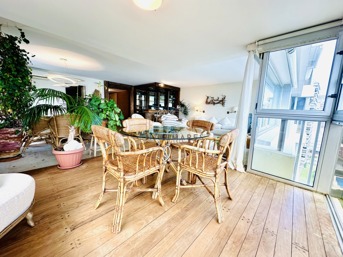 Apartamento ID.153 - Venta de maravilloso departamento reciclado de 3 dormitorioes más dependencia sobre primera fila de Playa Mansa, Punta del Este