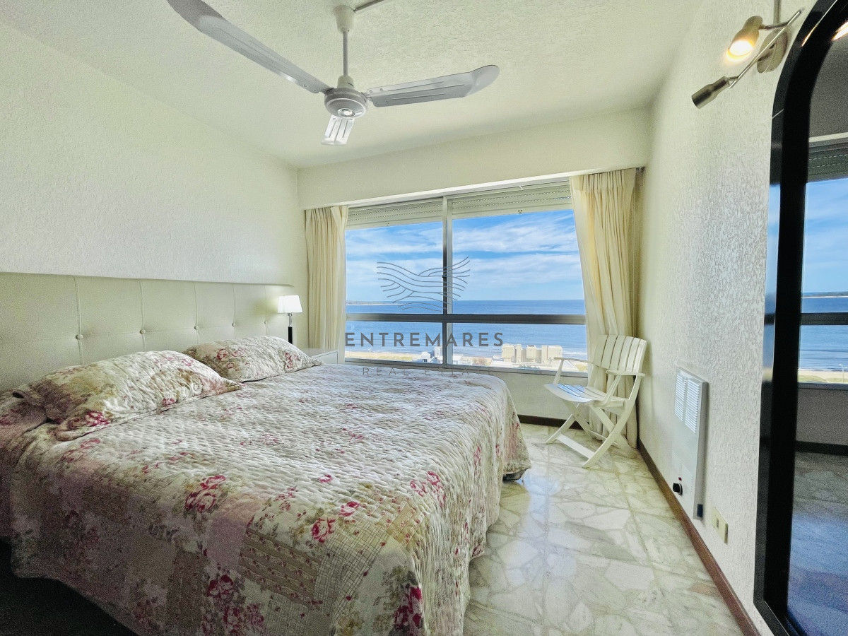 Apartamento ID.156 - Apartamento de 3 Dormitorios en Playa Mansa con Vista al Mar en Venta!