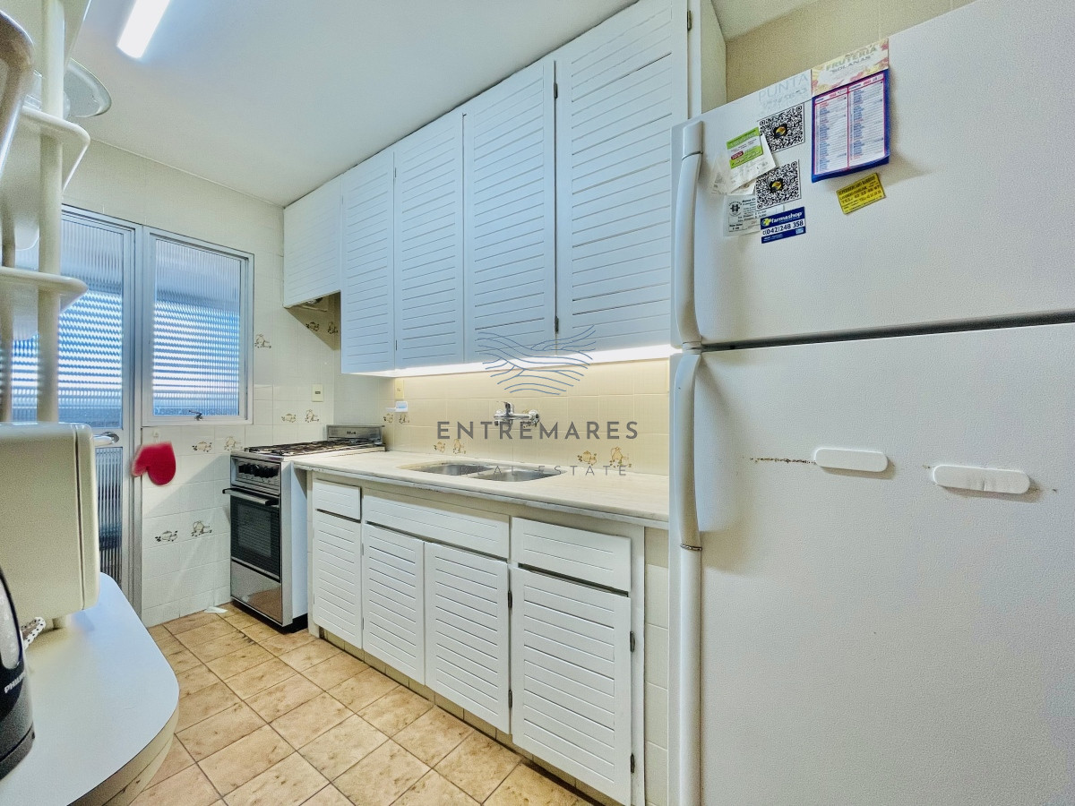 Apartamento ID.156 - Apartamento de 3 Dormitorios en Playa Mansa con Vista al Mar en Venta!