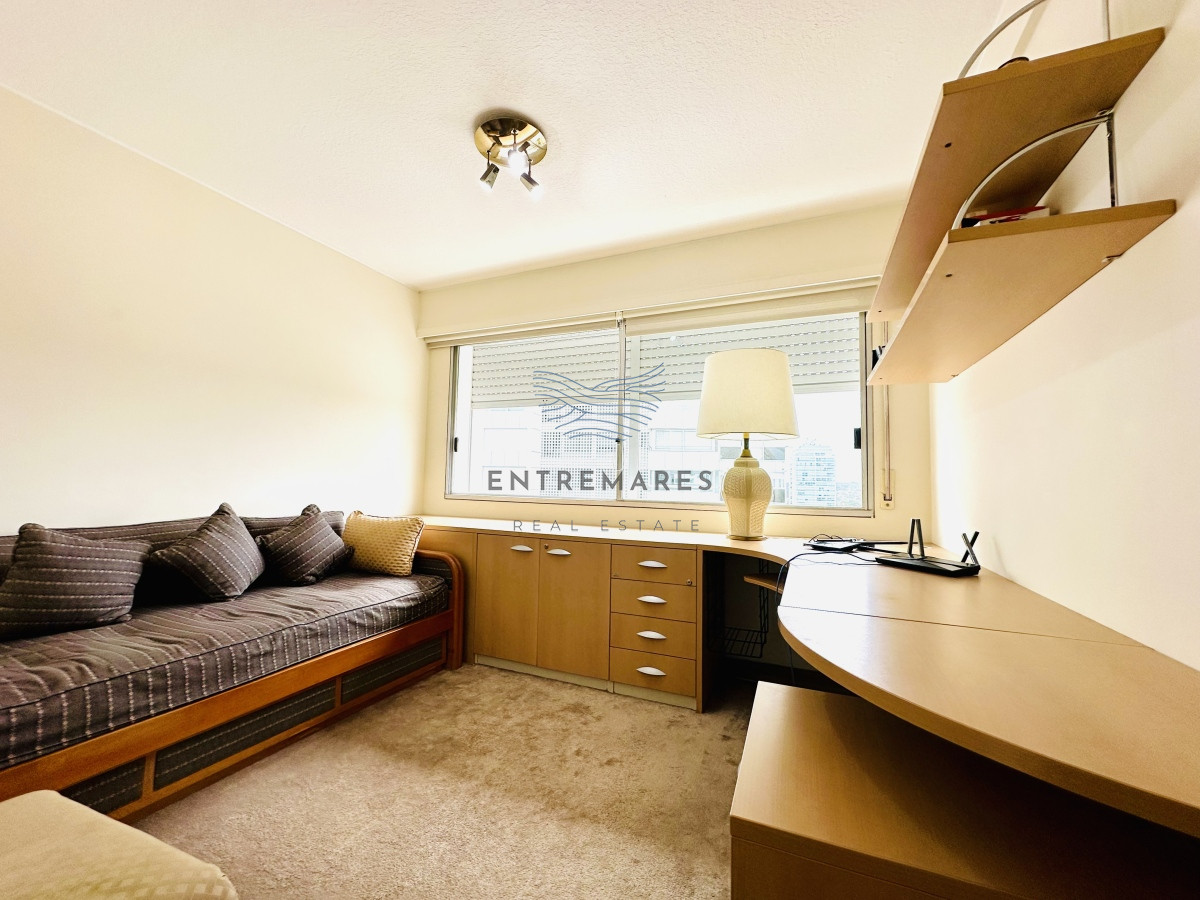 Apartamento ID.153 - Venta de maravilloso departamento reciclado de 3 dormitorioes más dependencia sobre primera fila de Playa Mansa, Punta del Este
