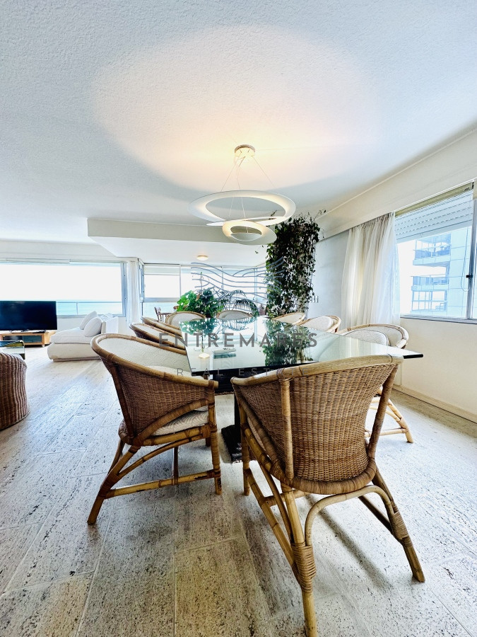 Apartamento ID.153 - Venta de maravilloso departamento reciclado de 3 dormitorioes más dependencia sobre primera fila de Playa Mansa, Punta del Este