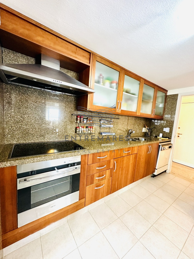 Apartamento ID.153 - Venta de maravilloso departamento reciclado de 3 dormitorioes más dependencia sobre primera fila de Playa Mansa, Punta del Este