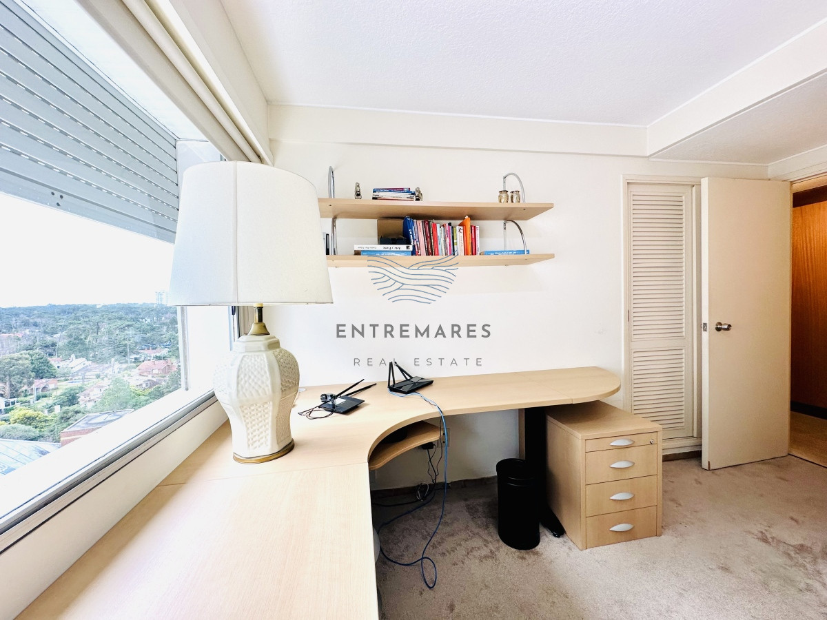 Apartamento ID.153 - Venta de maravilloso departamento reciclado de 3 dormitorioes más dependencia sobre primera fila de Playa Mansa, Punta del Este