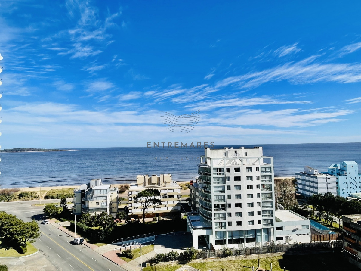 Apartamento ID.156 - Apartamento de 3 Dormitorios en Playa Mansa con Vista al Mar en Venta!