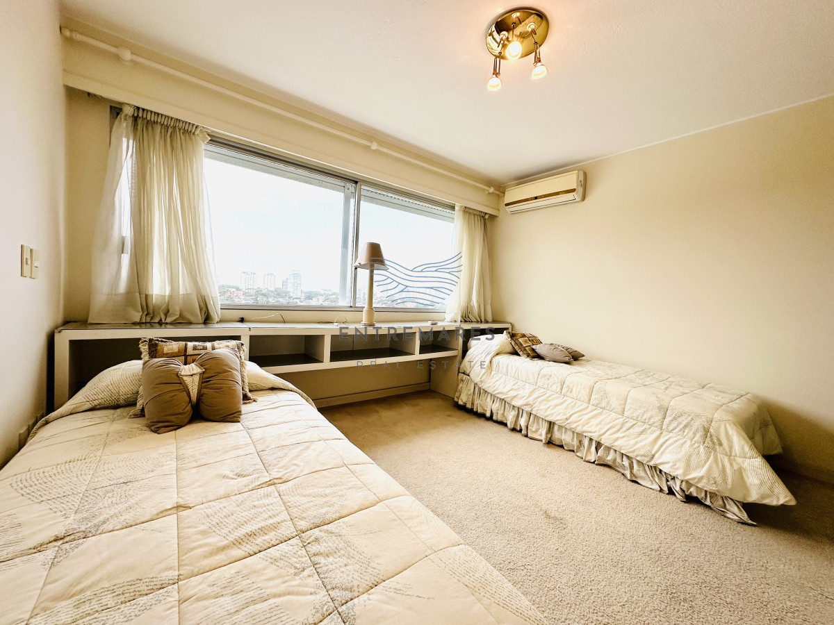 Apartamento ID.153 - Venta de maravilloso departamento reciclado de 3 dormitorioes más dependencia sobre primera fila de Playa Mansa, Punta del Este