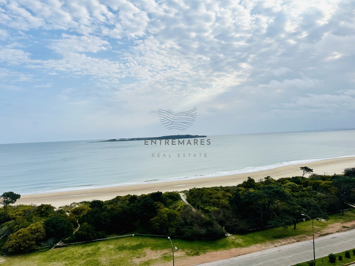 Apartamento ID.153 - Venta de maravilloso departamento reciclado de 3 dormitorioes más dependencia sobre primera fila de Playa Mansa, Punta del Este