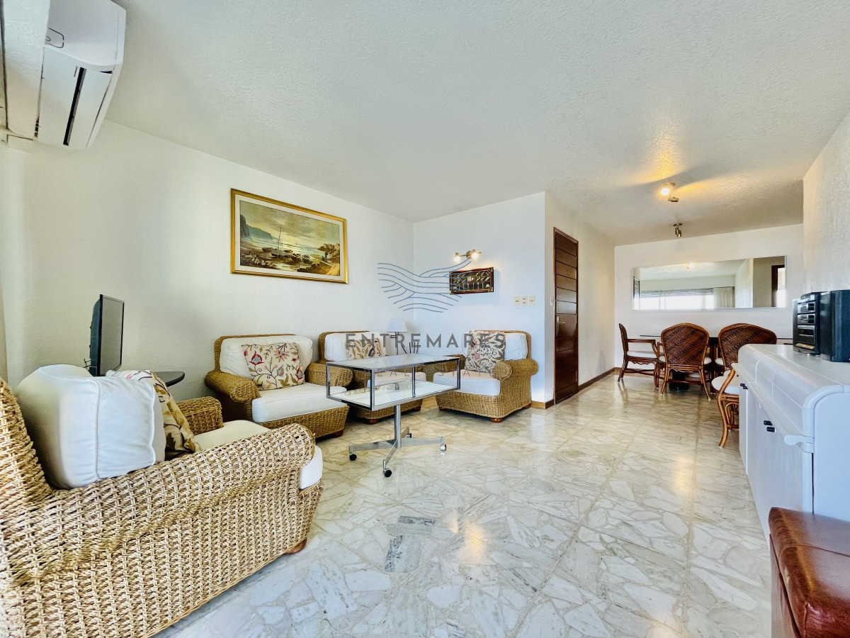 Apartamento ID.156 - Apartamento de 3 Dormitorios en Playa Mansa con Vista al Mar en Venta!