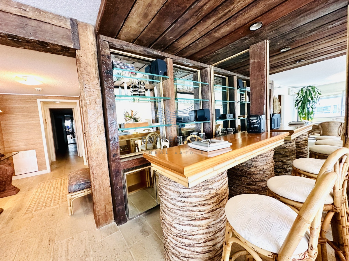 Apartamento ID.153 - Venta de maravilloso departamento reciclado de 3 dormitorioes más dependencia sobre primera fila de Playa Mansa, Punta del Este