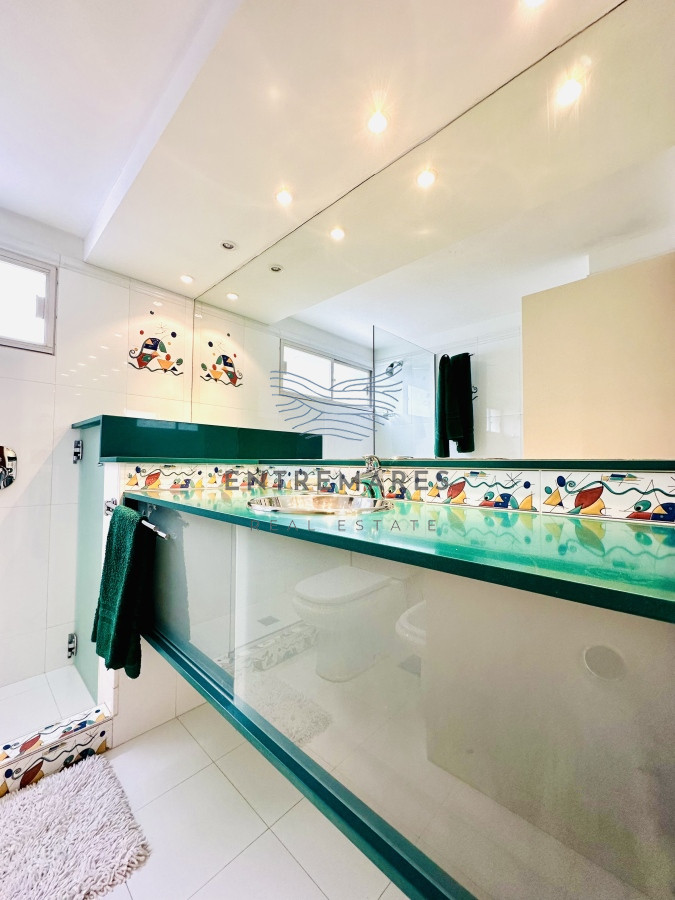 Apartamento ID.153 - Venta de maravilloso departamento reciclado de 3 dormitorioes más dependencia sobre primera fila de Playa Mansa, Punta del Este