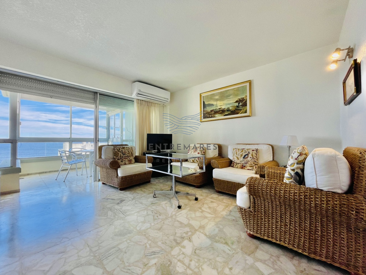 Apartamento ID.156 - Apartamento de 3 Dormitorios en Playa Mansa con Vista al Mar en Venta!