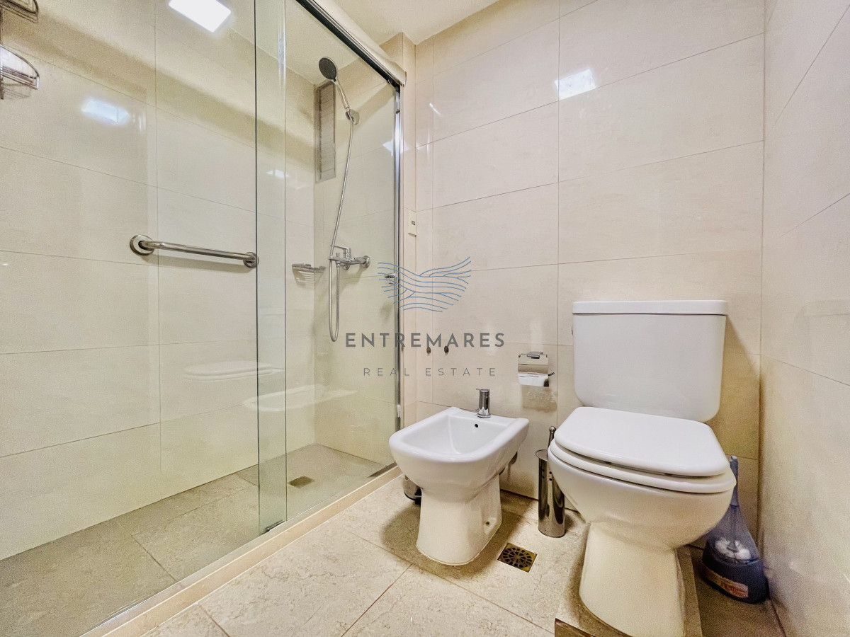 Apartamento ID.156 - Apartamento de 3 Dormitorios en Playa Mansa con Vista al Mar en Venta!