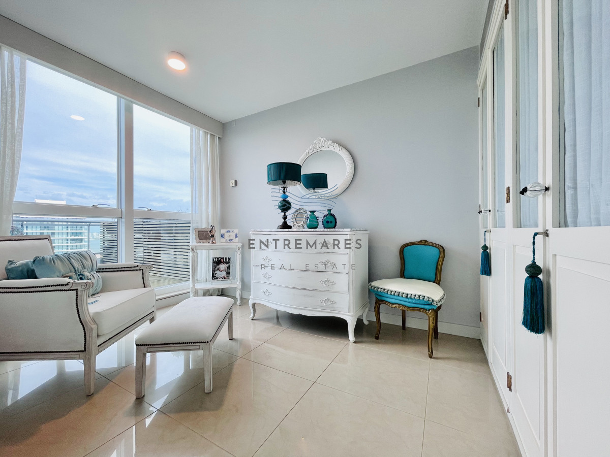 Apartamento ID.145 - Lujoso Penthouse de 4 Dormitorios con Vista al Mar sobre Playa Mansa, Punta del Este