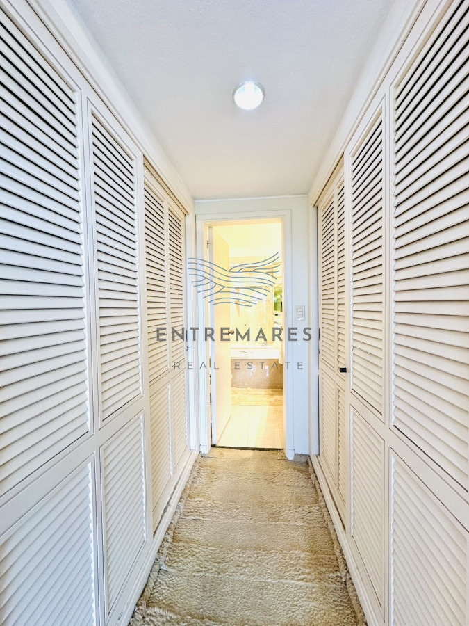 Apartamento ID.153 - Venta de maravilloso departamento reciclado de 3 dormitorioes más dependencia sobre primera fila de Playa Mansa, Punta del Este