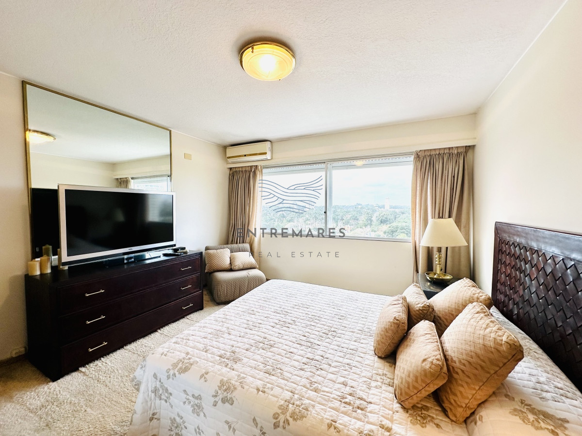 Apartamento ID.153 - Venta de maravilloso departamento reciclado de 3 dormitorioes más dependencia sobre primera fila de Playa Mansa, Punta del Este