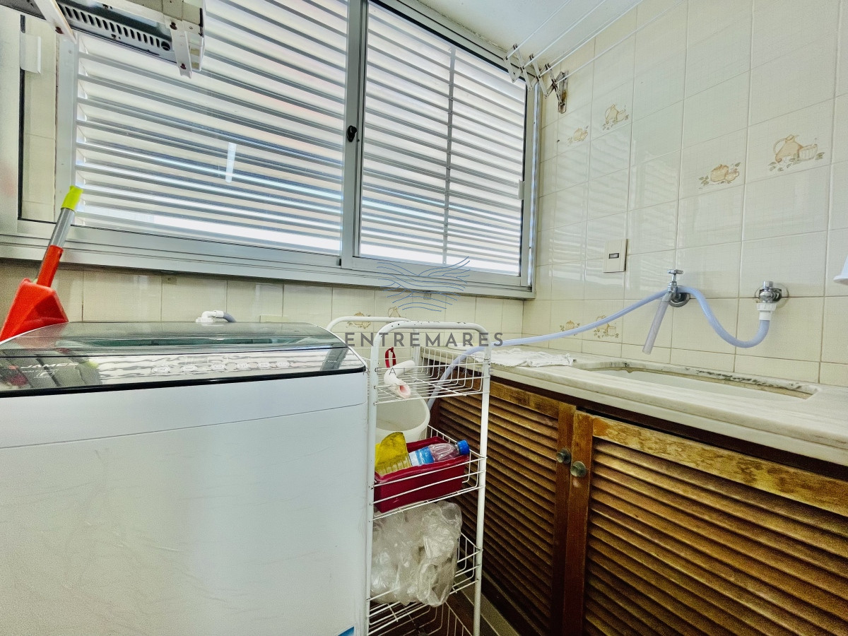 Apartamento ID.156 - Apartamento de 3 Dormitorios en Playa Mansa con Vista al Mar en Venta!