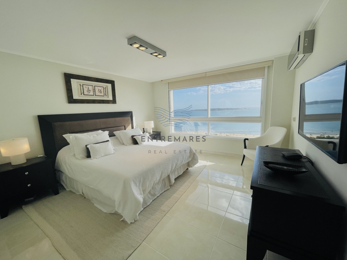 Apartamento ID.155 - Venta de Excelente apartamento en alquiler temporario de tres dormitorios más dependencia de servicio, Playa Mansa, Punta del Este