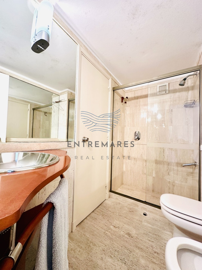 Apartamento ID.153 - Venta de maravilloso departamento reciclado de 3 dormitorioes más dependencia sobre primera fila de Playa Mansa, Punta del Este