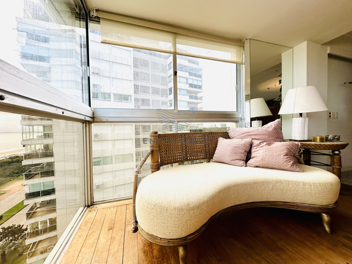 Apartamento ID.153 - Venta de maravilloso departamento reciclado de 3 dormitorioes más dependencia sobre primera fila de Playa Mansa, Punta del Este