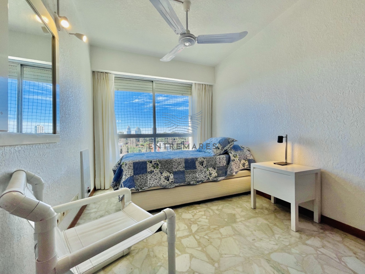 Apartamento ID.156 - Apartamento de 3 Dormitorios en Playa Mansa con Vista al Mar en Venta!