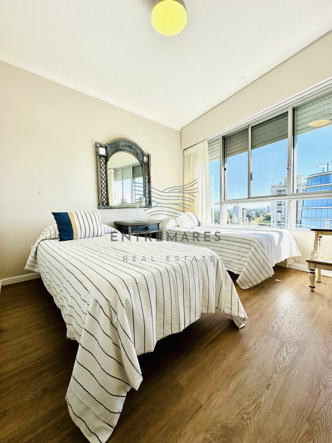 Apartamento ID.148 - Venta de magnífico apartamento de 3 dormitorios más dependencia en Roosevelt, Punta del Este
