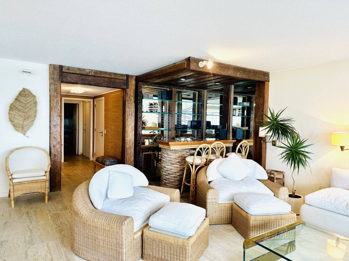Apartamento ID.153 - Venta de maravilloso departamento reciclado de 3 dormitorioes más dependencia sobre primera fila de Playa Mansa, Punta del Este