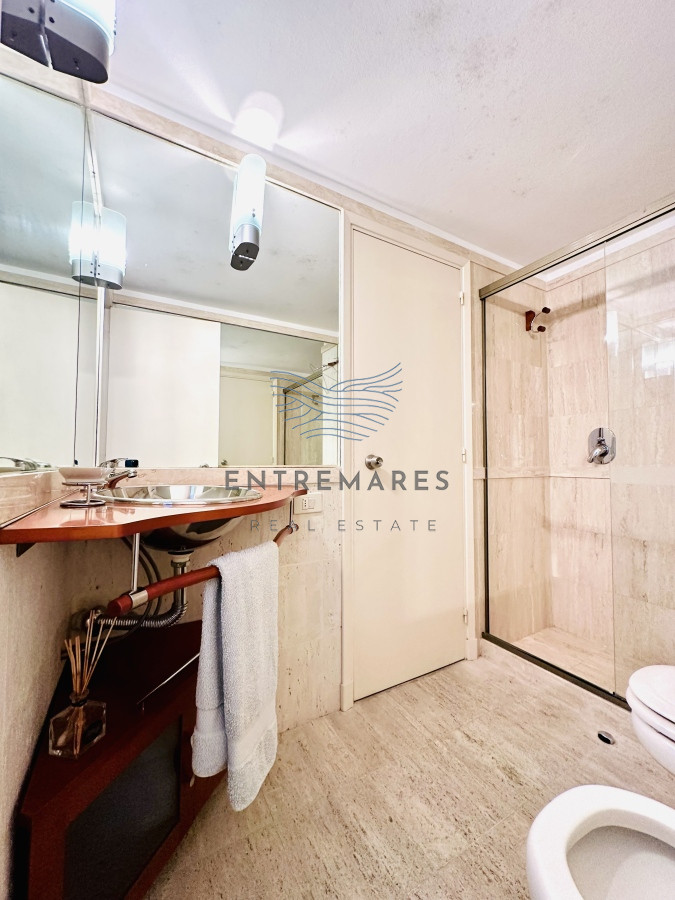 Apartamento ID.153 - Venta de maravilloso departamento reciclado de 3 dormitorioes más dependencia sobre primera fila de Playa Mansa, Punta del Este
