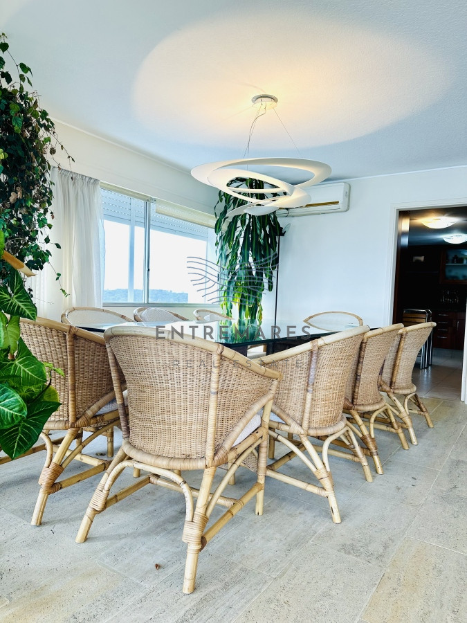 Apartamento ID.153 - Venta de maravilloso departamento reciclado de 3 dormitorioes más dependencia sobre primera fila de Playa Mansa, Punta del Este