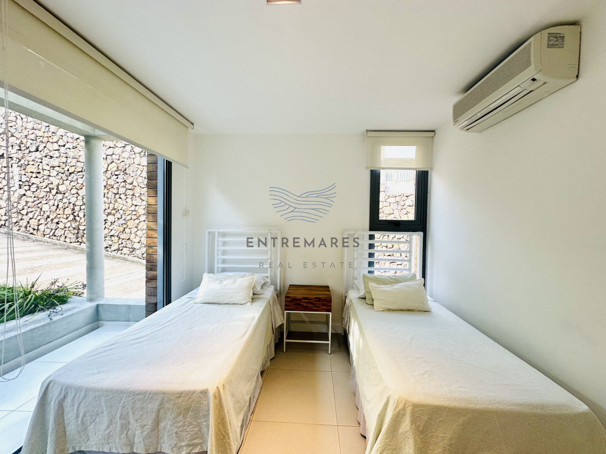 Apartamento ID.147 - Venta OPORTUNIDAD de exclusivo departamento de tres dormitorios y Parrillero en Punta Ballena