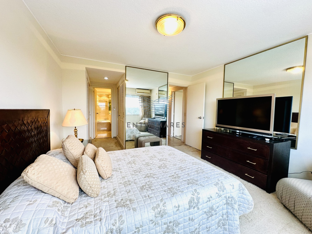 Apartamento ID.153 - Venta de maravilloso departamento reciclado de 3 dormitorioes más dependencia sobre primera fila de Playa Mansa, Punta del Este