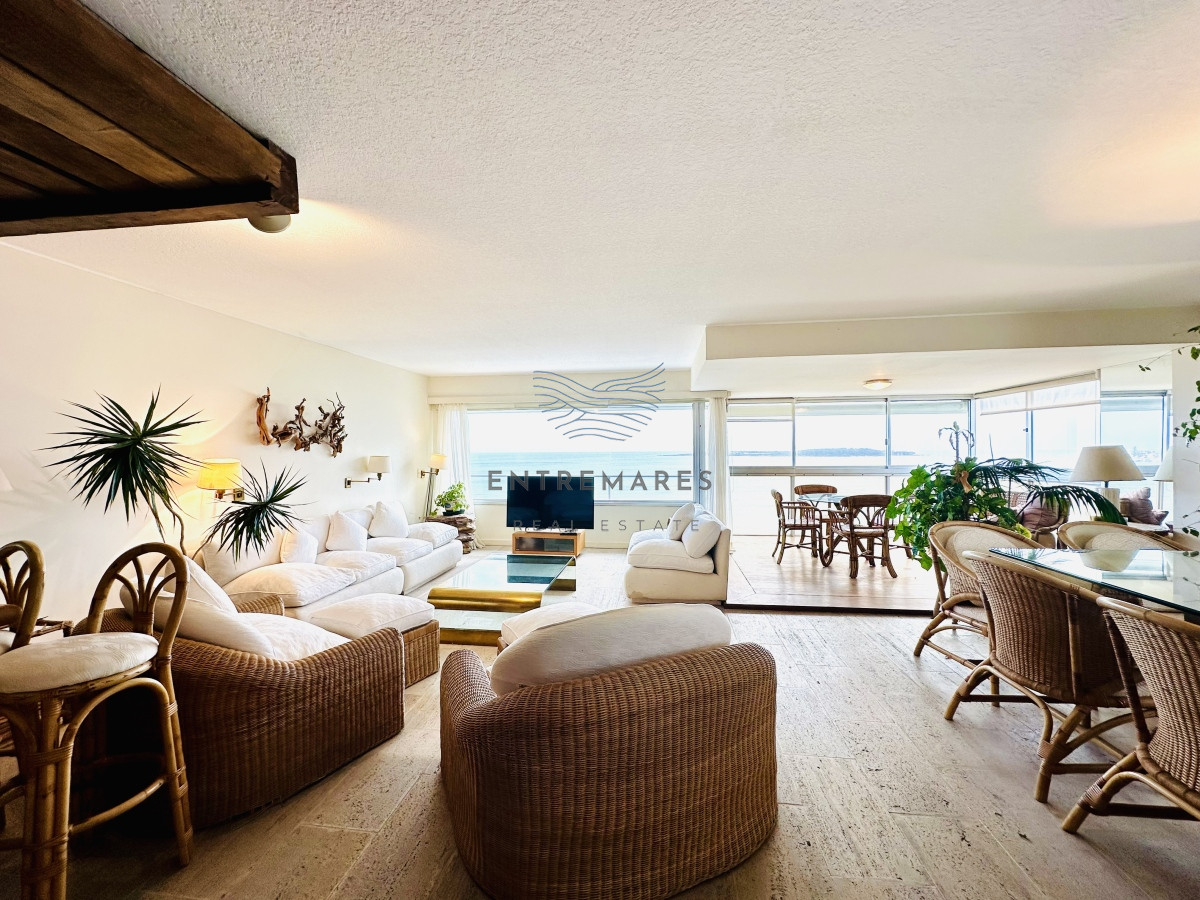 Apartamento ID.153 - Venta de maravilloso departamento reciclado de 3 dormitorioes más dependencia sobre primera fila de Playa Mansa, Punta del Este