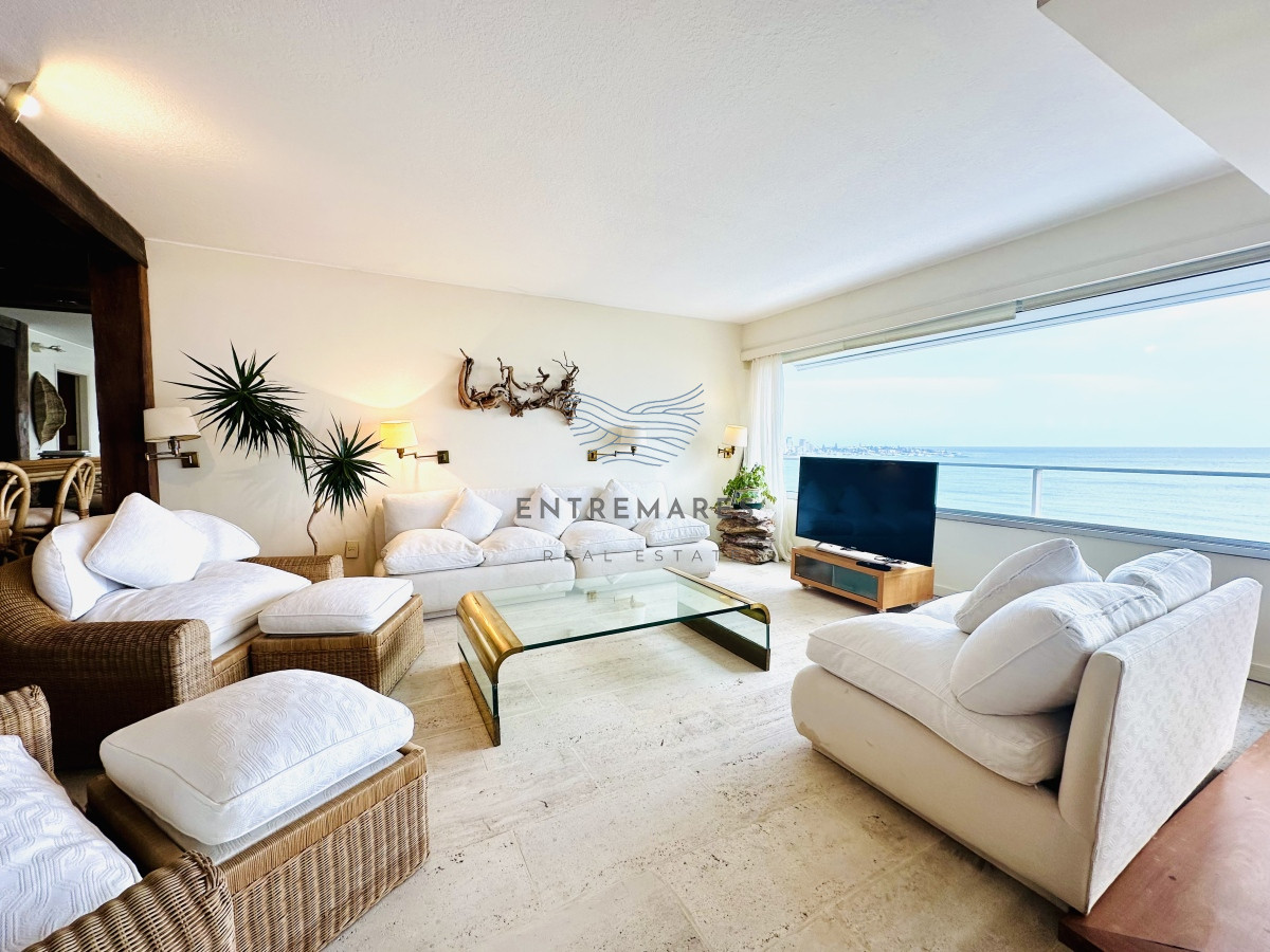 Apartamento ID.153 - Venta de maravilloso departamento reciclado de 3 dormitorioes más dependencia sobre primera fila de Playa Mansa, Punta del Este