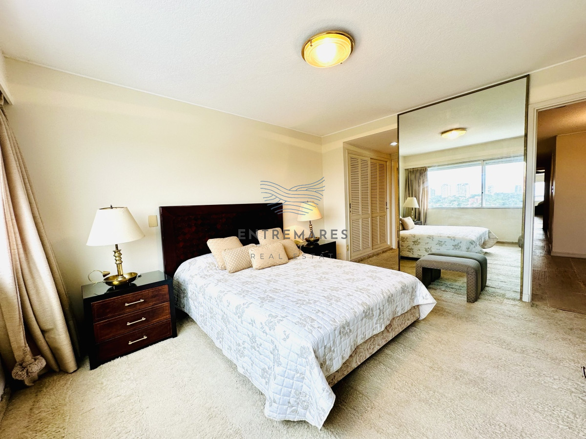 Apartamento ID.153 - Venta de maravilloso departamento reciclado de 3 dormitorioes más dependencia sobre primera fila de Playa Mansa, Punta del Este
